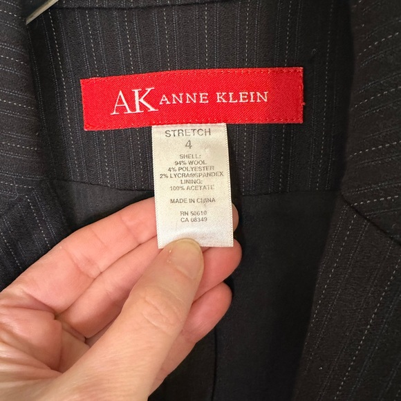 Anne Klein ladies pants suit black with blue/gray pinstripes size 4 - Picture 2 of 8